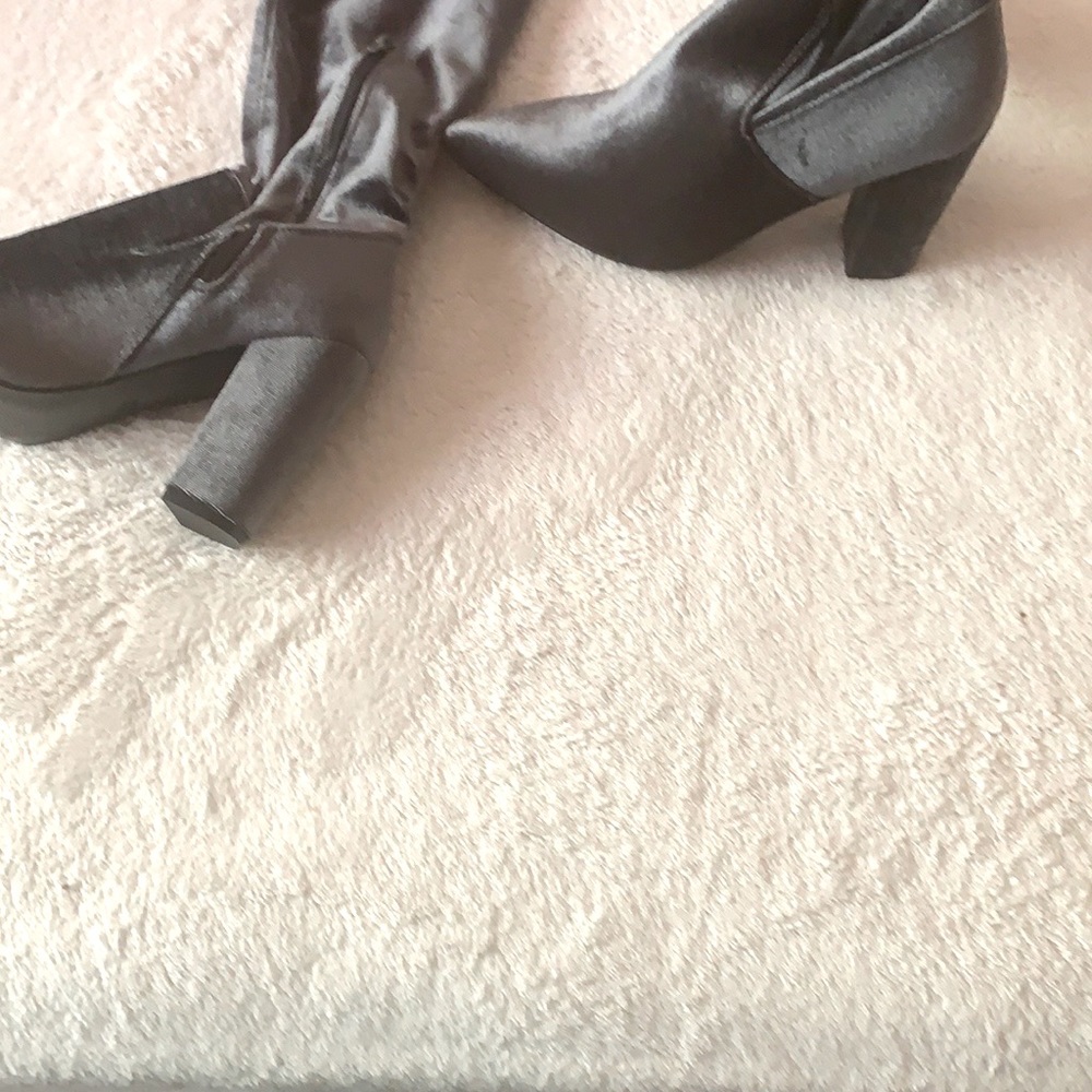 A 7.5 Ashe-shiny shoes, and brand new.